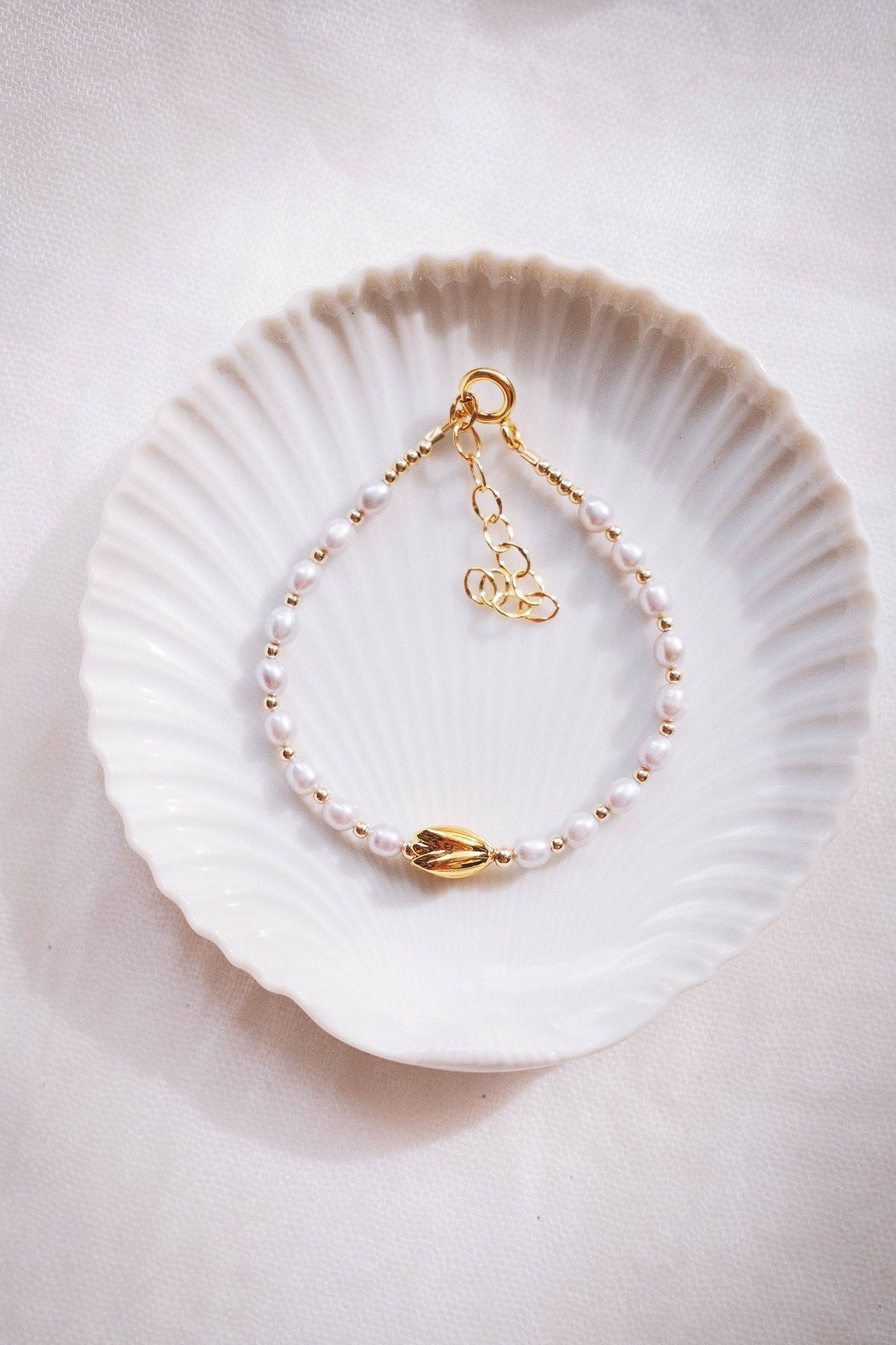 Gray Freshwater Pearl Bracelet with Gold Pikake Bead - Hinahina
