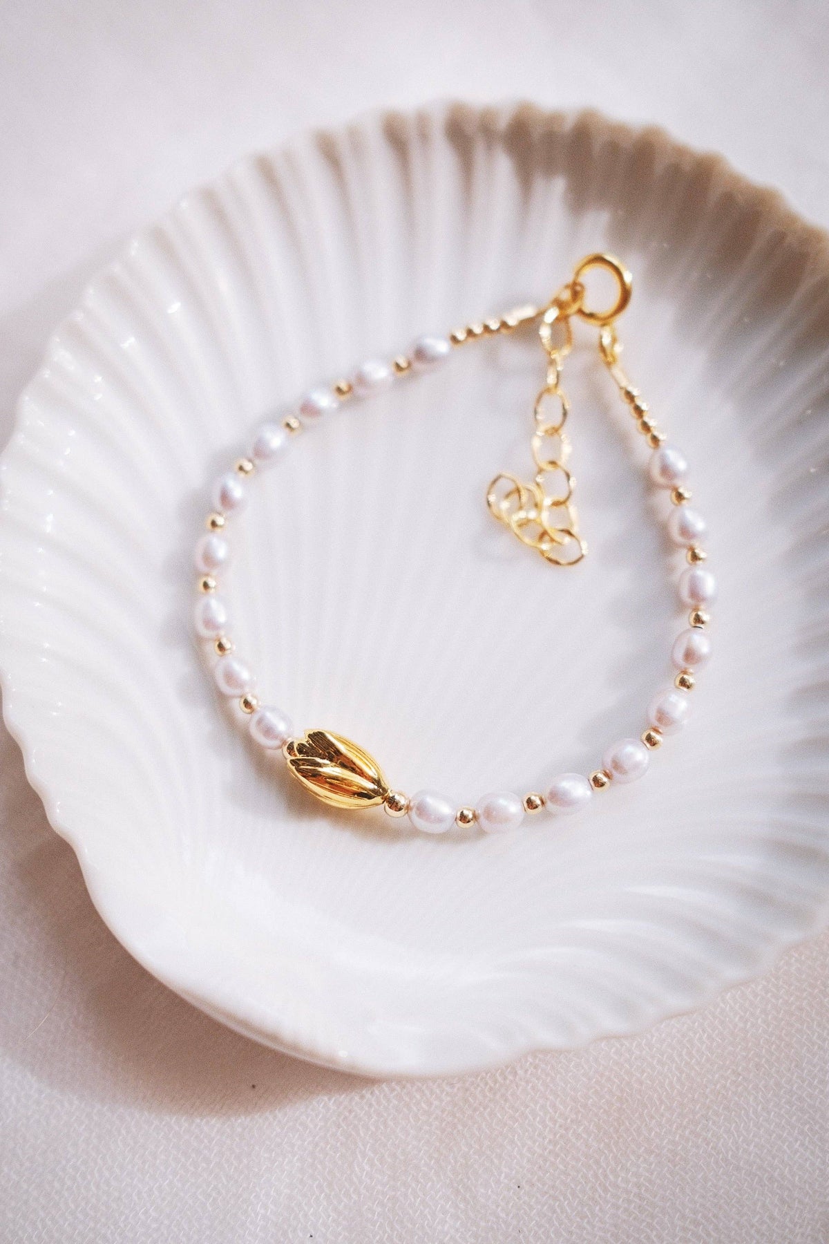 Gray Freshwater Pearl Bracelet with Gold Pikake Bead - Hinahina