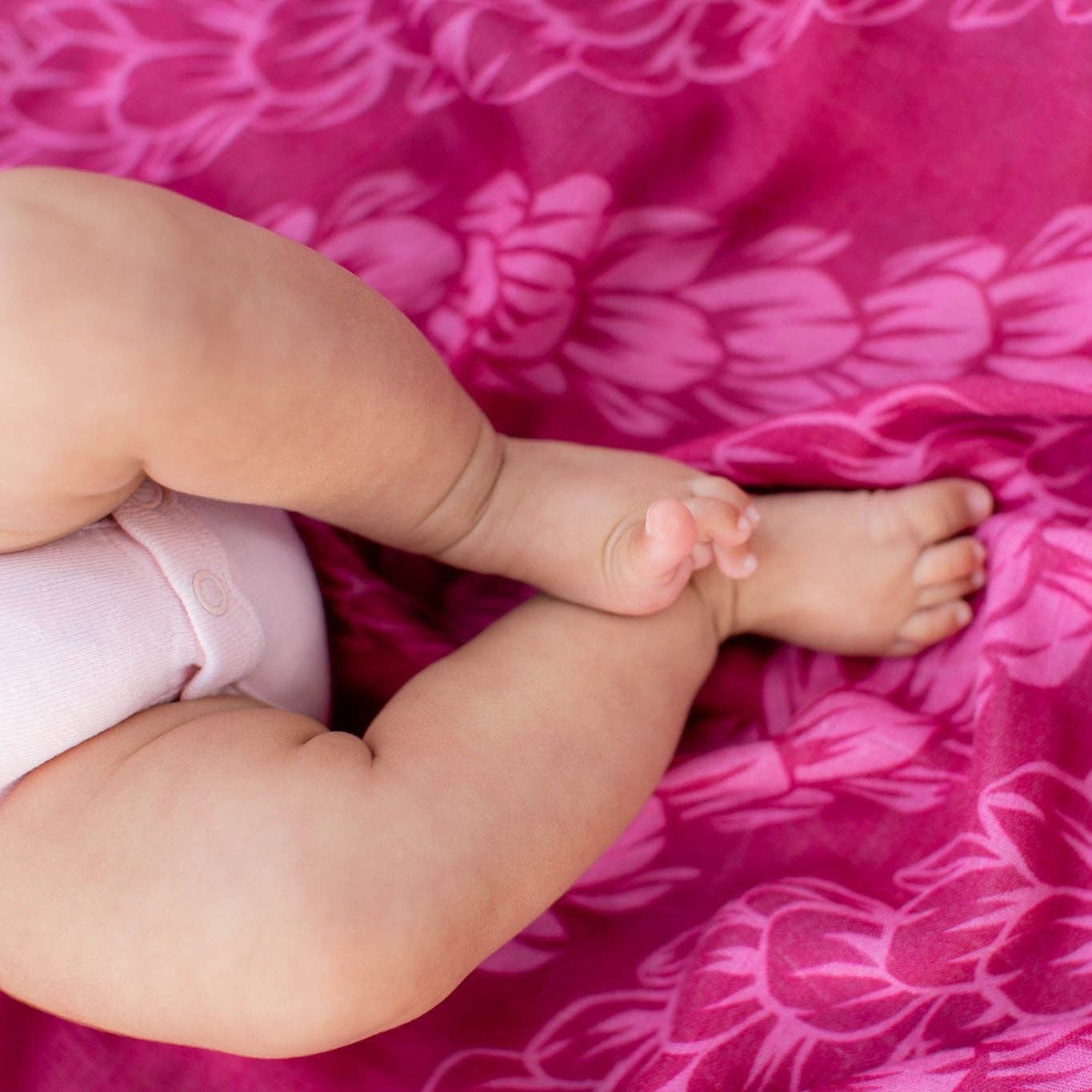 Pink Pakalana Strands Kapa Moe - Hawaiian Bamboo Swaddle