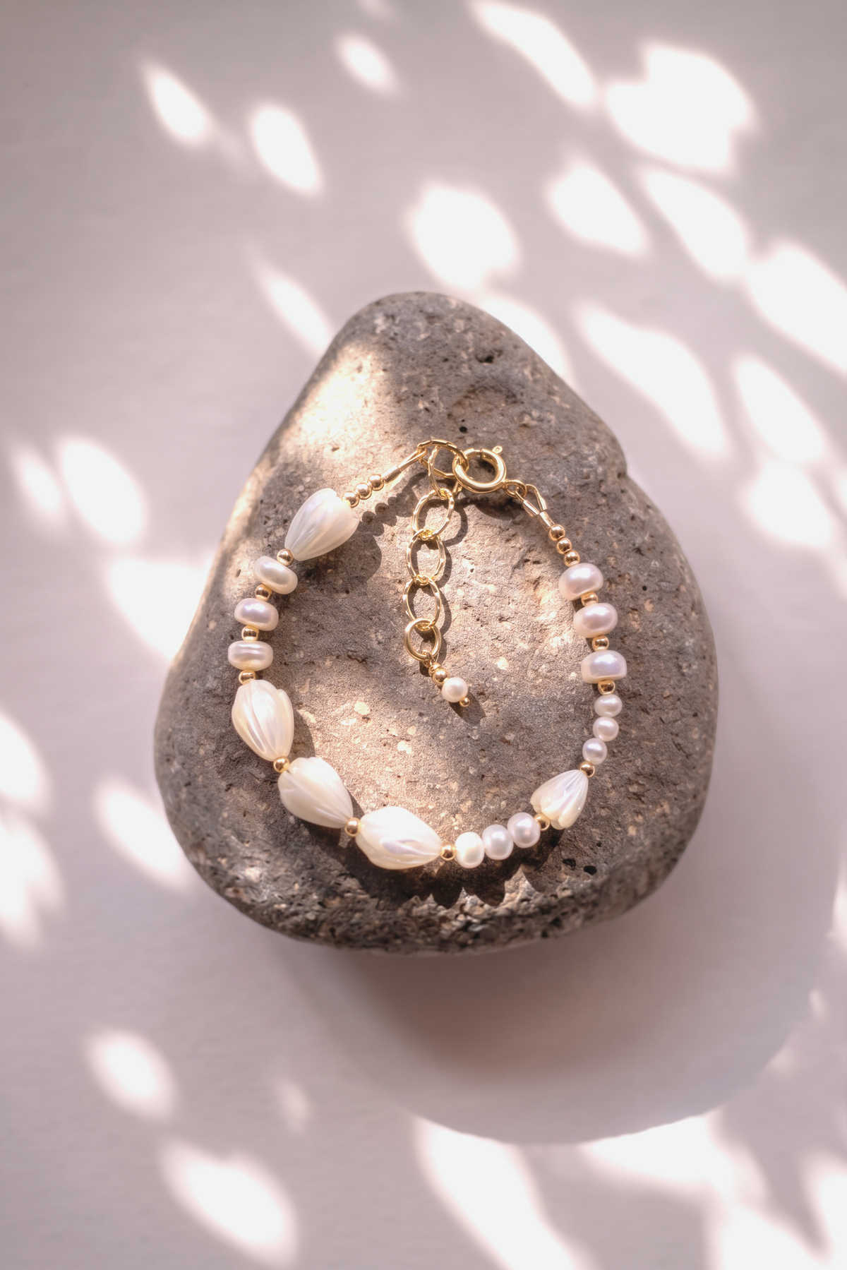 Luminous Pearl & Pikake Beaded Bracelet - Gold Heleleʻi