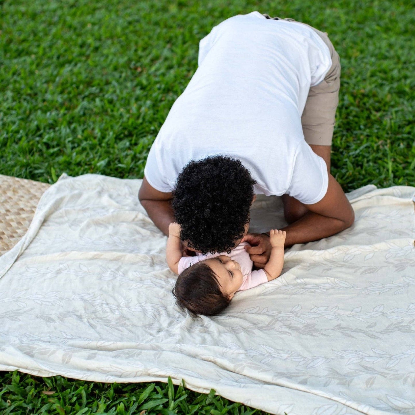 White Maile Strands Kapa Moe - Hawaiian Bamboo Swaddle