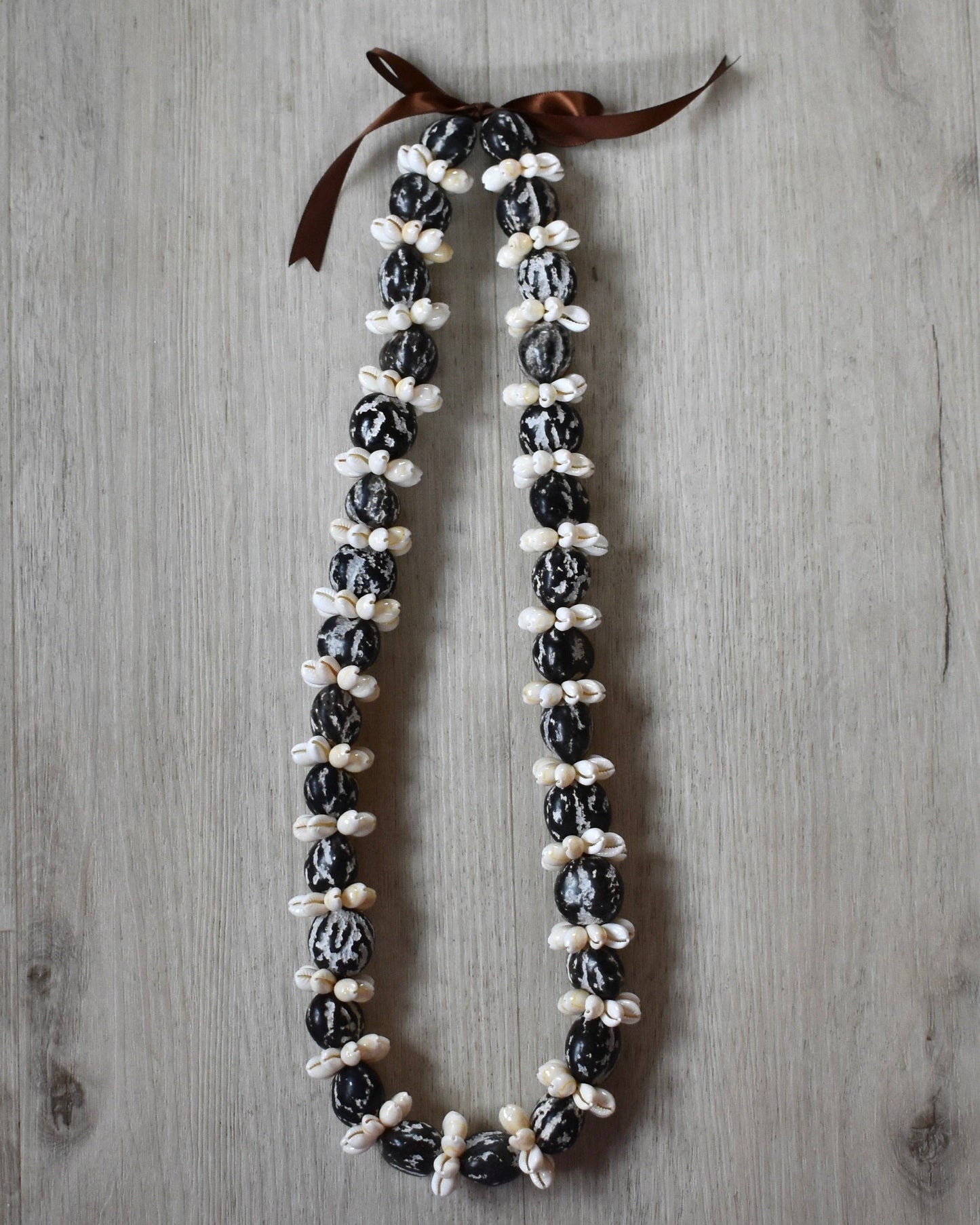 Kukui Nut + Cowrie Shell Lei - Black + White Marbled