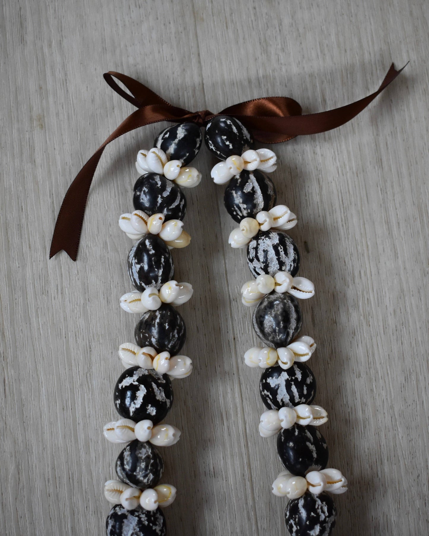 Kukui Nut + Cowrie Shell Lei - Black + White Marbled