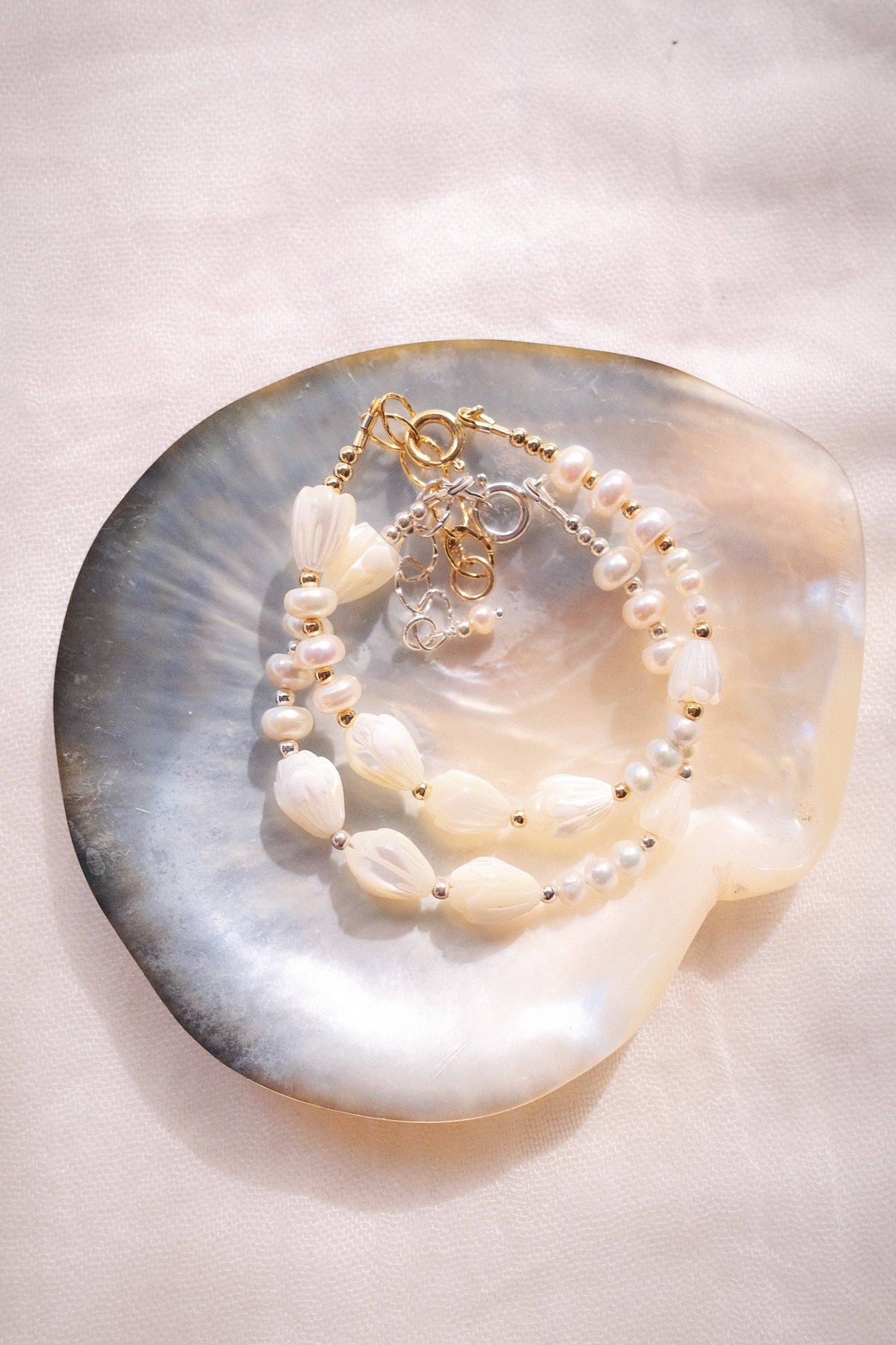 Luminous Pearl & Pikake Beaded Bracelet - Gold Heleleʻi