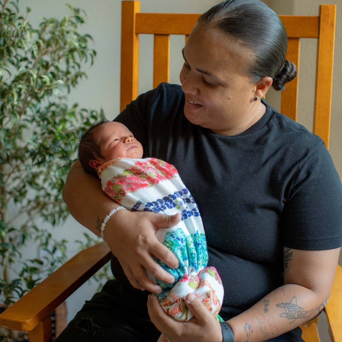 Lei Ānuenue Kapa Moe - Swaddle