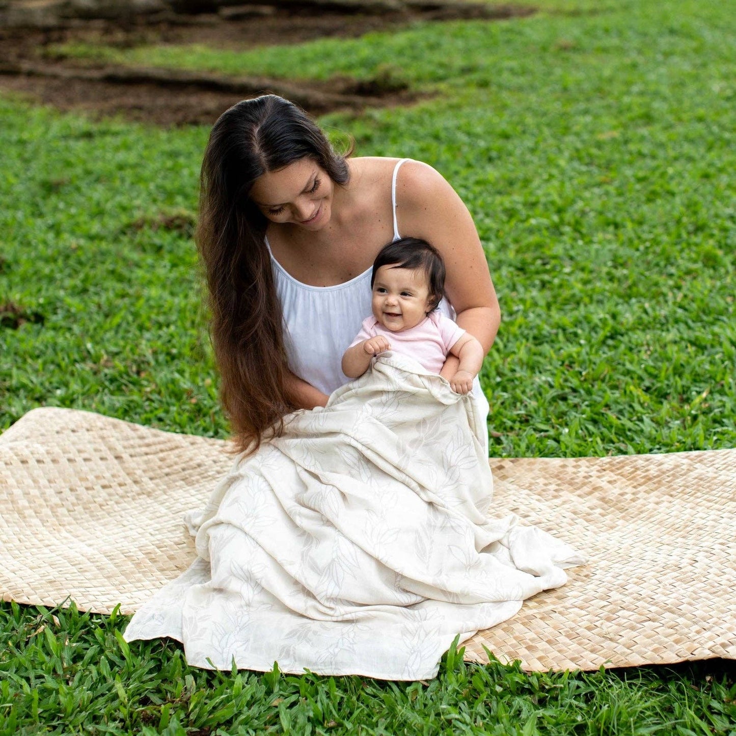 White Maile Strands Kapa Moe - Hawaiian Bamboo Swaddle