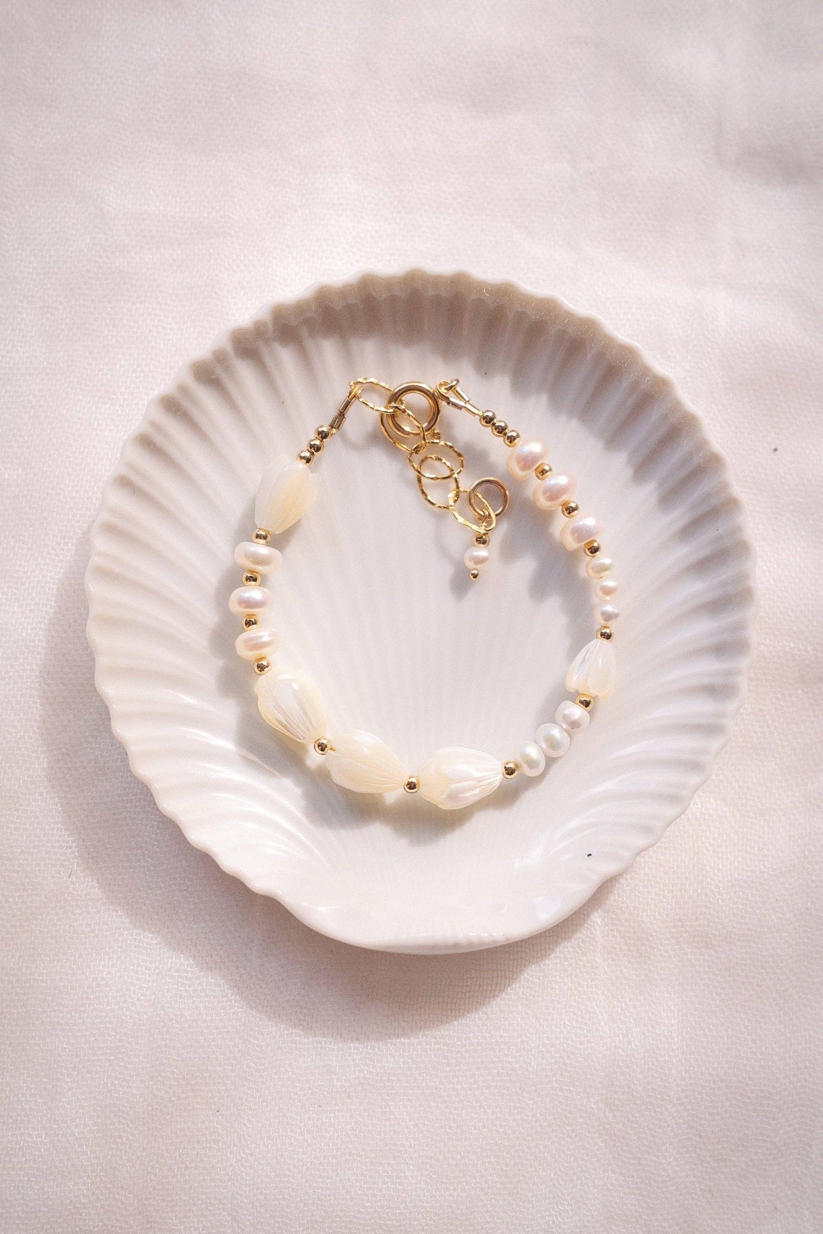 Luminous Pearl & Pikake Beaded Bracelet - Gold Heleleʻi